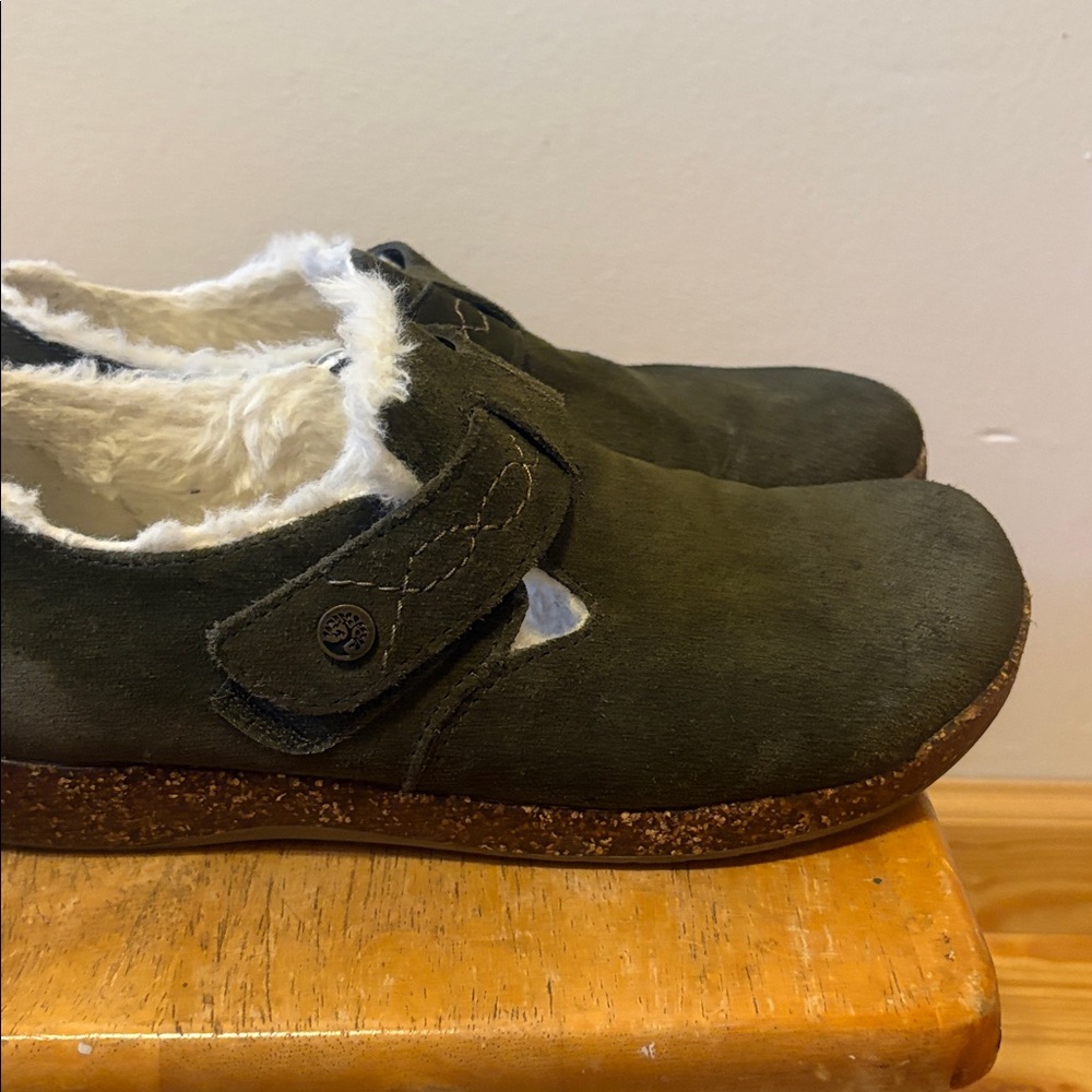 Earth brand adjustable strap with fur lining. Size 8 - Picture 3 of 6